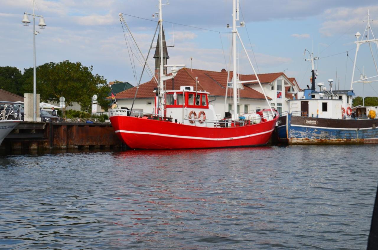 Reetferienhaus - Schaprode Hafen エクステリア 写真