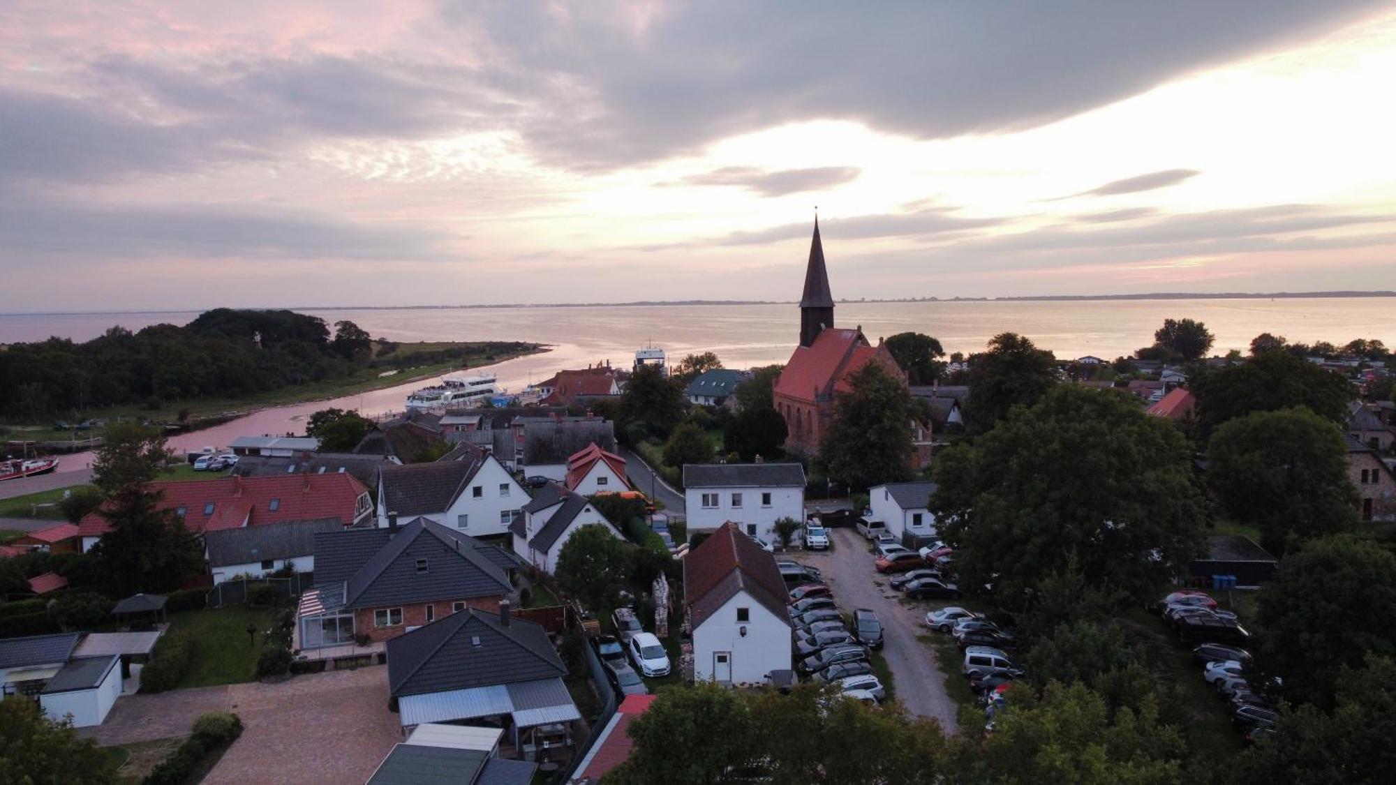 Reetferienhaus - Schaprode Hafen エクステリア 写真