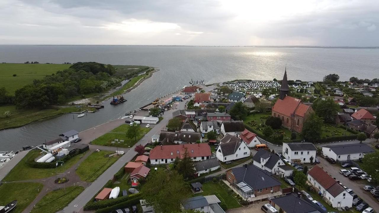 Reetferienhaus - Schaprode Hafen エクステリア 写真