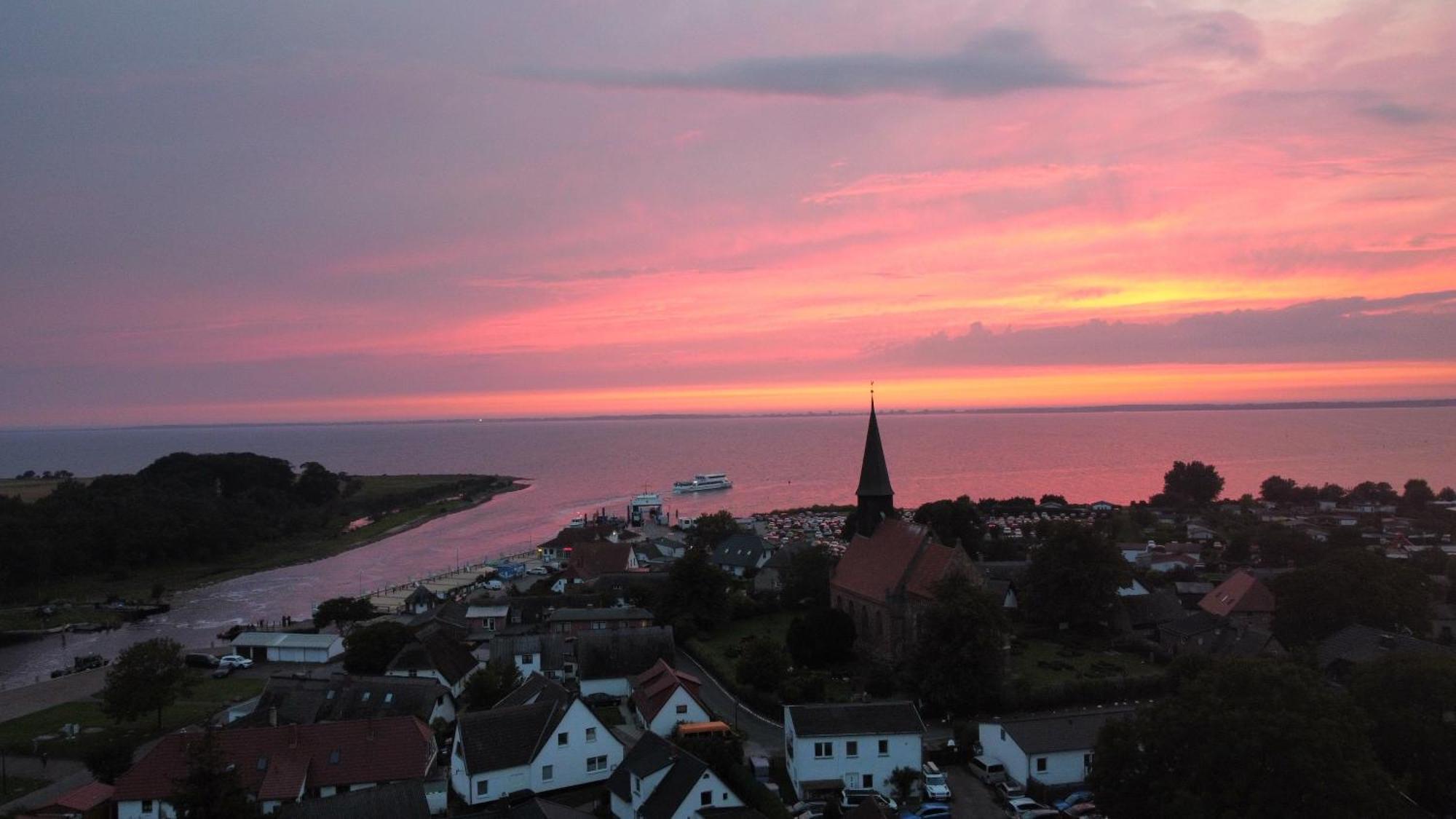 Reetferienhaus - Schaprode Hafen エクステリア 写真